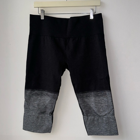 Lululemon Cropped Workout Pants NWOT - Picture 3 of 9